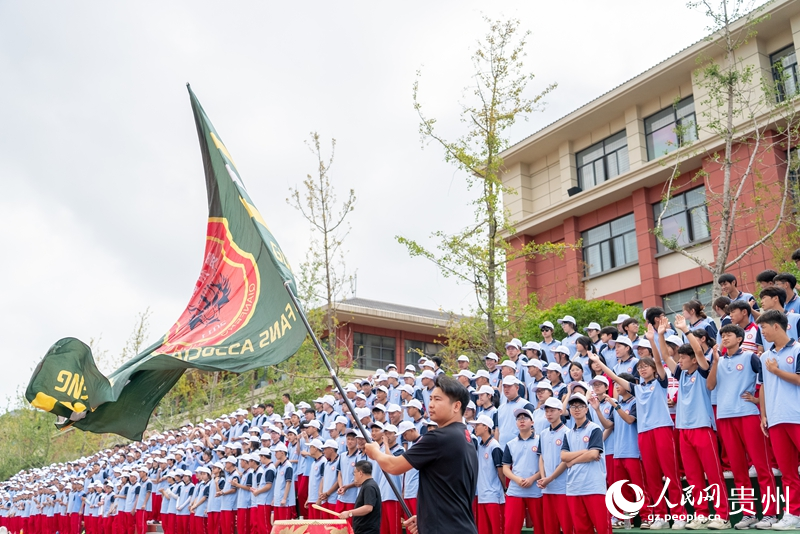 10 揭幕战现场，观看比赛的观众为参赛队伍加油助威。人民网记者 涂敏 摄