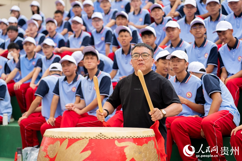 11 揭幕战现场，观看比赛的观众为参赛队伍加油助威。人民网记者 涂敏 摄