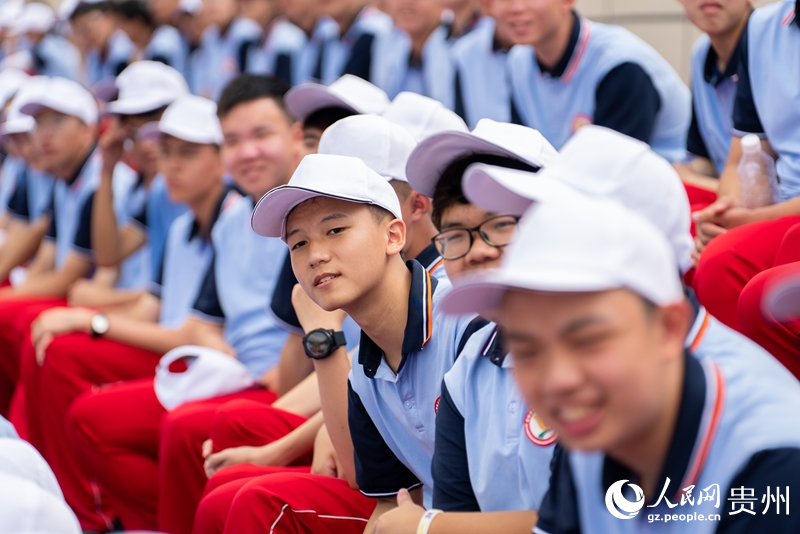 12 揭幕战现场，观看比赛的观众为参赛队伍加油助威。人民网记者 涂敏 摄