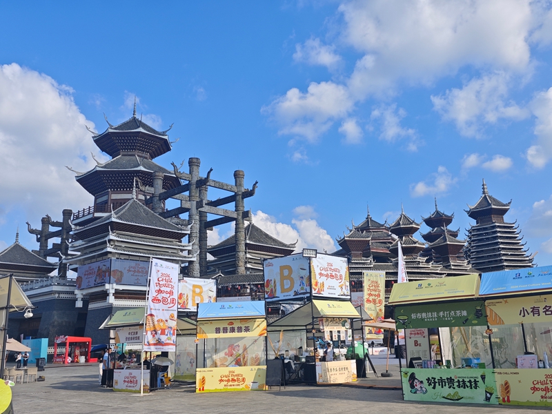 咖啡面包周活动现场，美食展位整齐排布。人民网 黄小桃摄