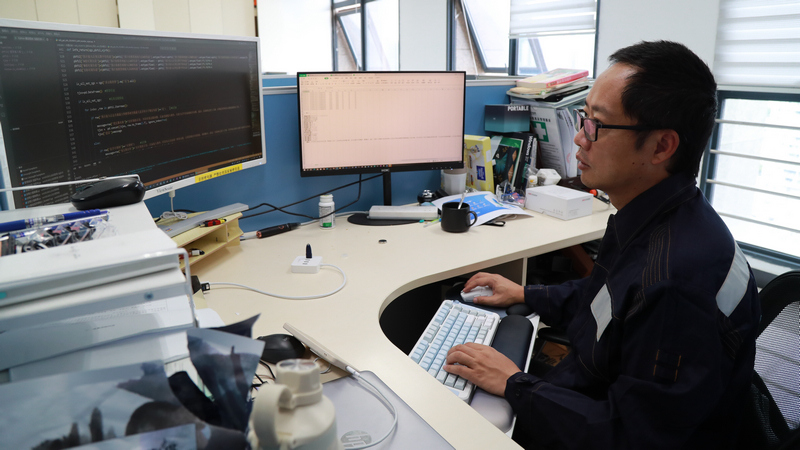 专业技术人员在研发“数智”工具。卢关文摄