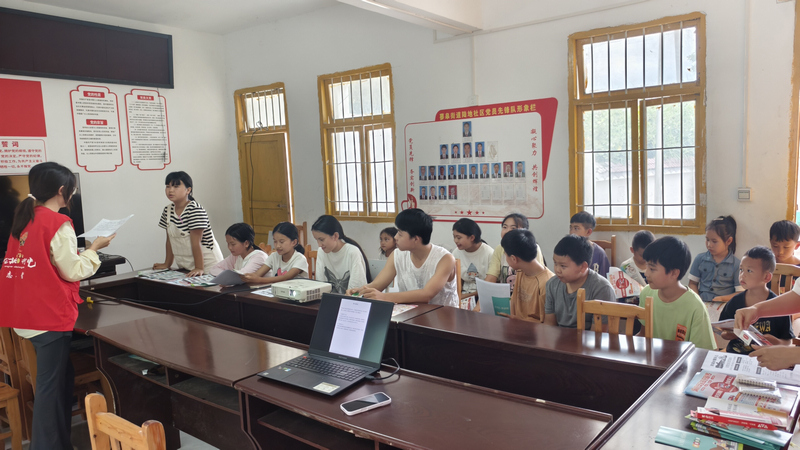 松桃松江街道一抹“志愿红”,现场解答未成年人的提问。