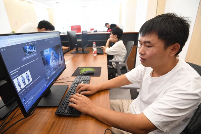 图片工作人员正在进行AI漫剧制作。