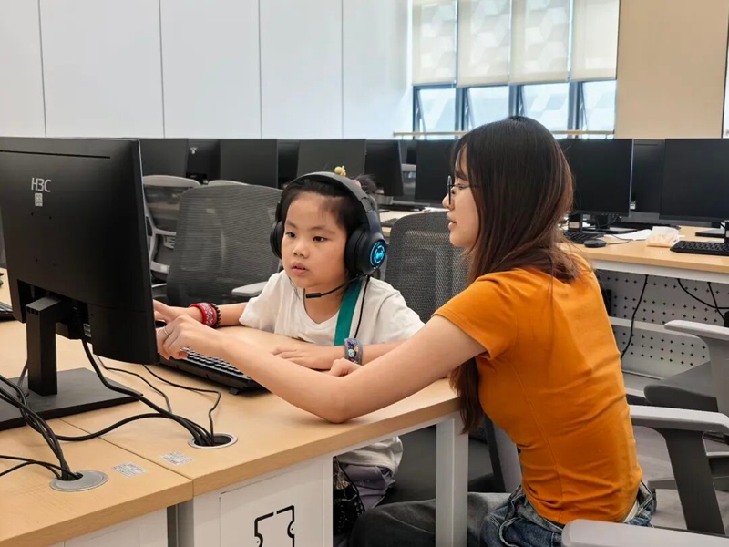 图片AI培训讲师正在指导小朋友学习AI创作4