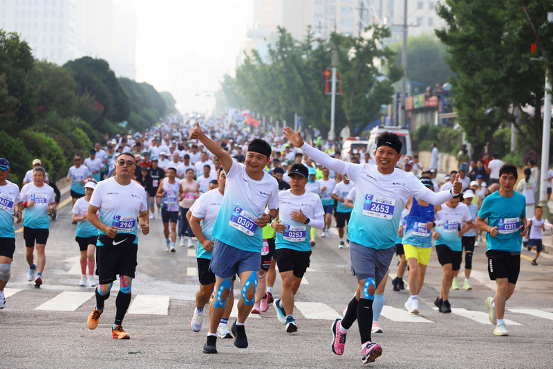 2026年8月23日，参赛选手驰骋在威宁彝族回族苗族自治县县城赛道上，全力奔跑、奋勇争先，充分展现了马拉松运动奋勇拼搏、积极向上的精神风貌。
