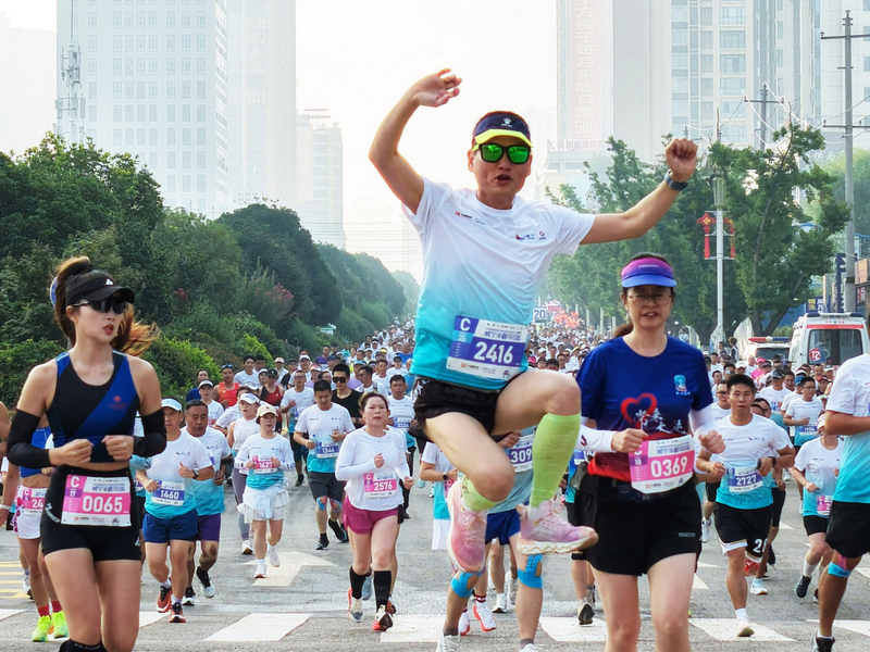 2026年8月23日，参赛选手驰骋在威宁彝族回族苗族自治县县城赛道上，全力奔跑、奋勇争先，充分展现了马拉松运动奋勇拼搏、积极向上的精神风貌。