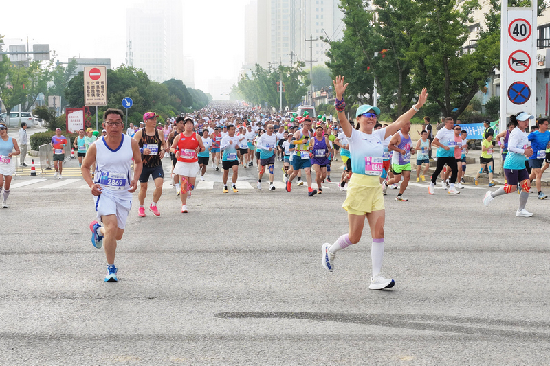 2026年8月23日，参赛选手驰骋在威宁彝族回族苗族自治县县城赛道上，全力奔跑、奋勇争先，充分展现了马拉松运动奋勇拼搏、积极向上的精神风貌。