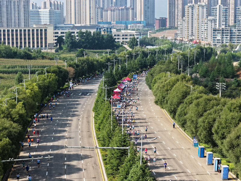 2026年8月23日，参赛选手驰骋在威宁彝族回族苗族自治县县城赛道上，全力奔跑、奋勇争先，充分展现了马拉松运动奋勇拼搏、积极向上的精神风貌。