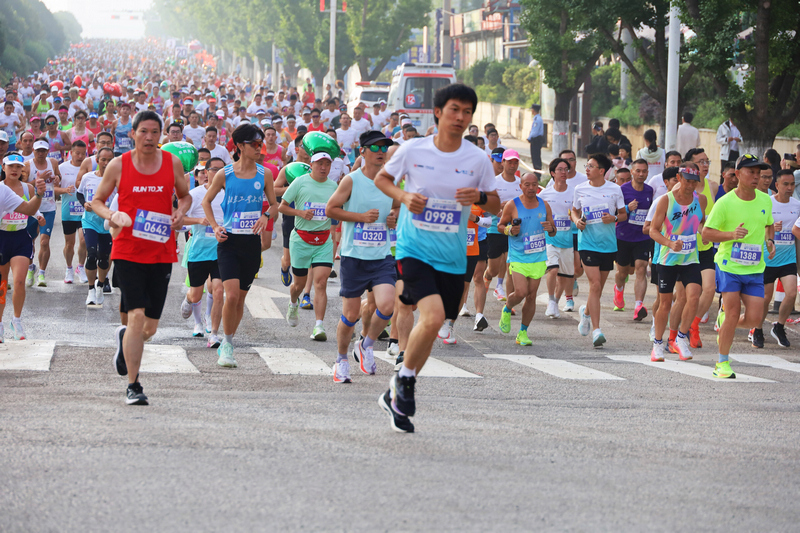 2026年8月23日，参赛选手驰骋在威宁彝族回族苗族自治县县城赛道上，全力奔跑、奋勇争先，充分展现了马拉松运动奋勇拼搏、积极向上的精神风貌。