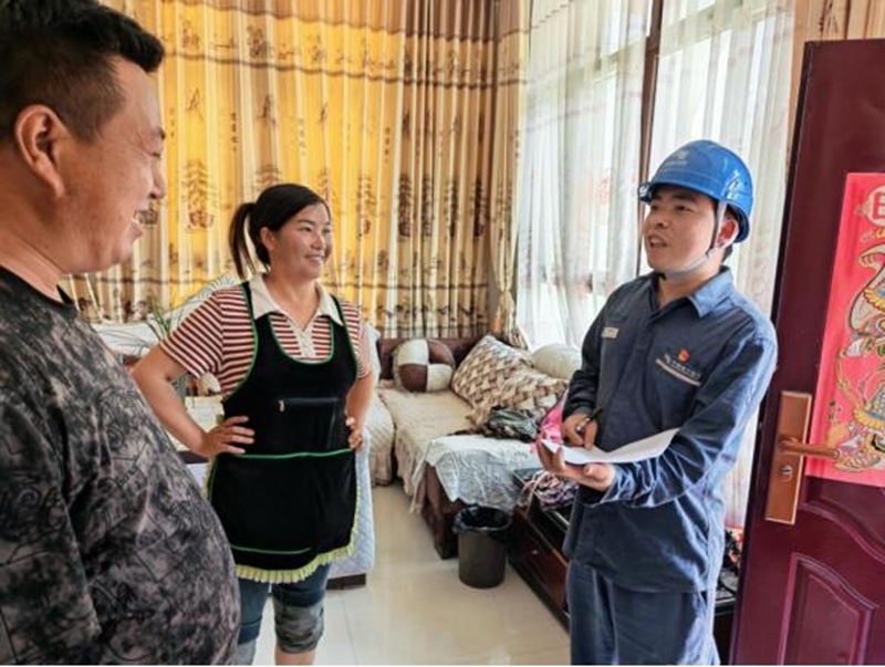工作人员走进用户家中，向用户宣传安全用电知识。刘熠婷摄.jpg