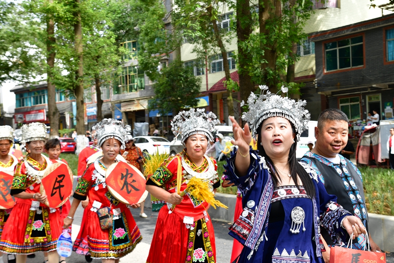 3、 巡游方阵身着盛装，沿街巡游。.jpg