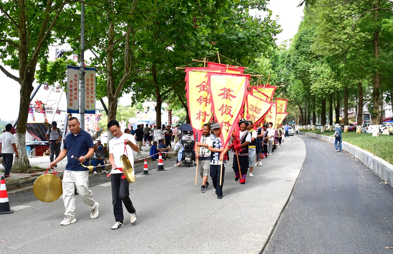 4、 巡游方阵身着盛装，沿街巡游。.jpg