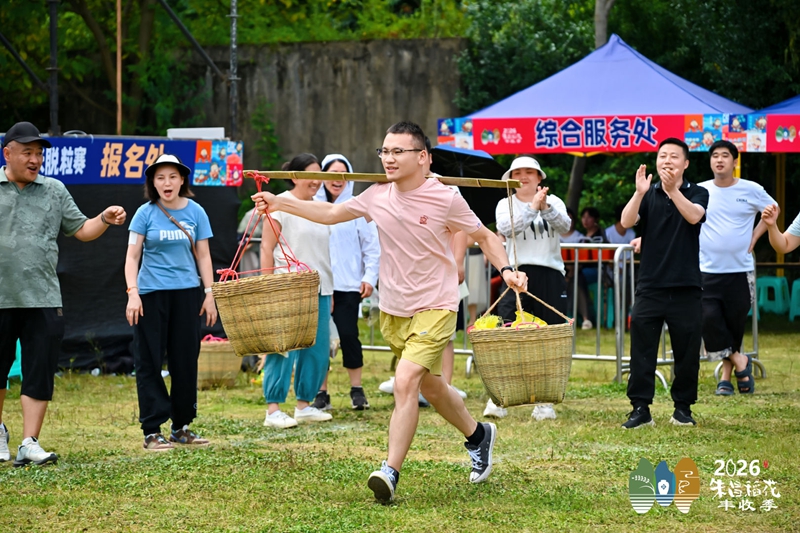 6、 拔河大赛、运粮接力、三人四足等趣味运动竞技接续进行。.jpg