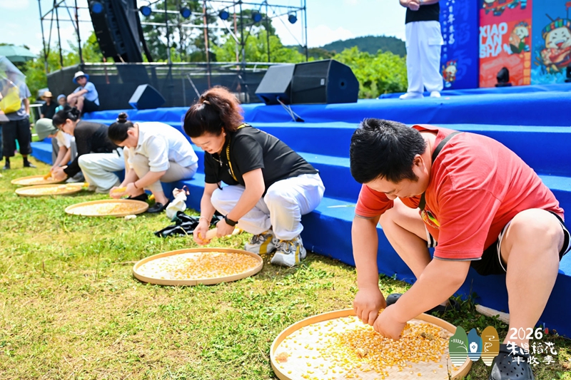 7、 拔河大赛、运粮接力、三人四足等趣味运动竞技接续进行。.jpg