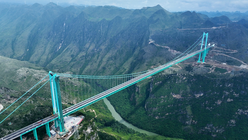 1、世界第一高橋花江峽谷大橋。盧關文 攝.JPG
