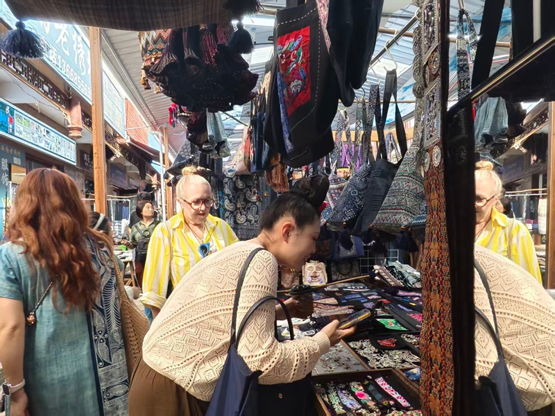 游客正在凯里市绣里淘非遗集市选购饰品.jpg