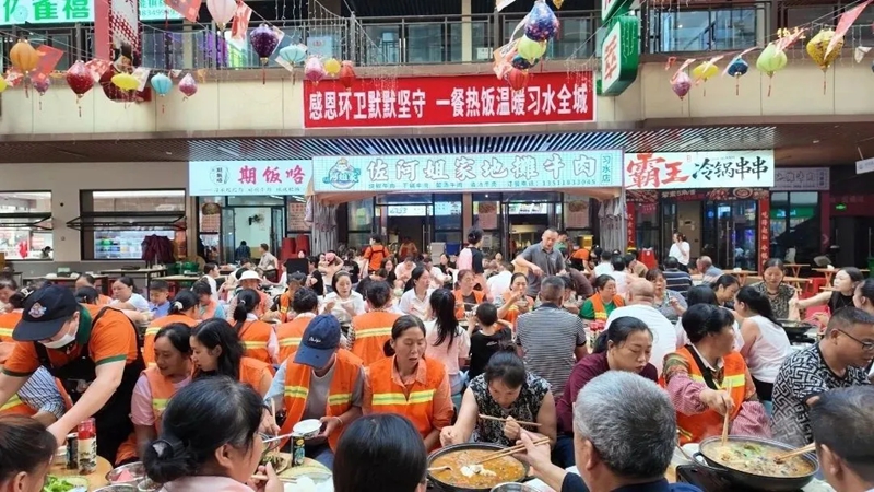 环卫工人欢聚共享暖心公益火锅宴。罗霜 摄.jpg