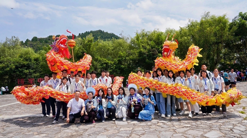 在必克布依古寨合影.