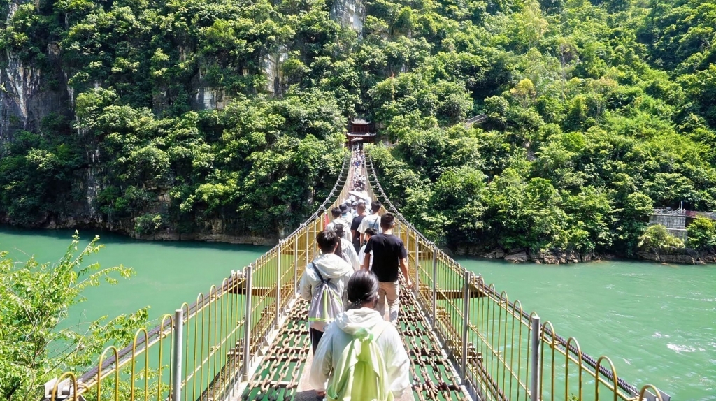 过小花江铁索桥.
