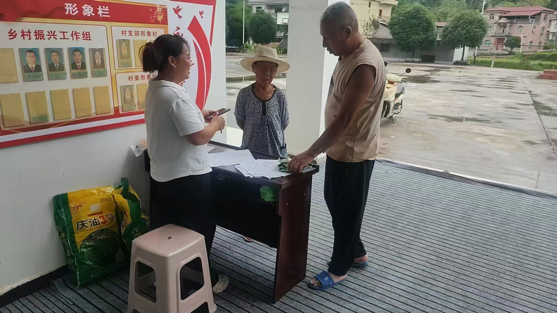 松桃普觉镇棉花山村村民免费领取油菜种。