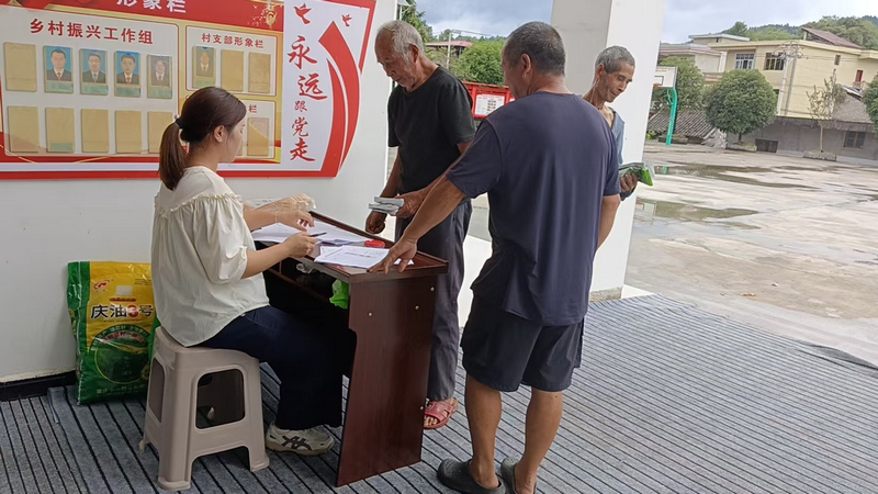松桃普觉镇棉花山村村民免费领取油菜种。