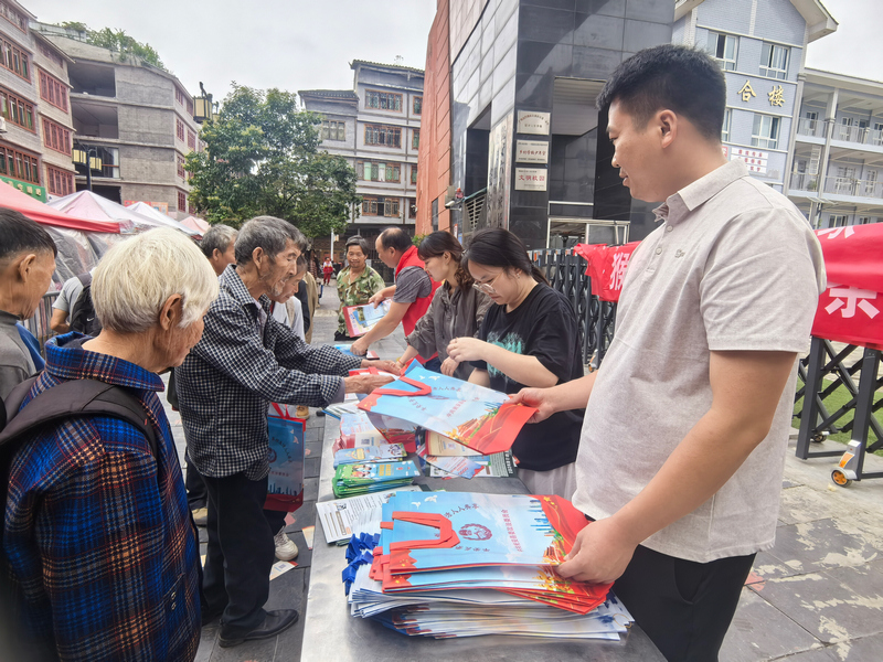 赶集天开展移风易俗宣传。