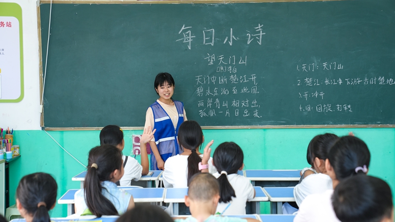 8月12日，碧江區矮屯社區的駐點社工帶著孩子們學習詩歌。.jpg