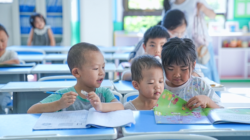 8月12日，矮屯社區的孩子在社區兒童之家看書。.jpg