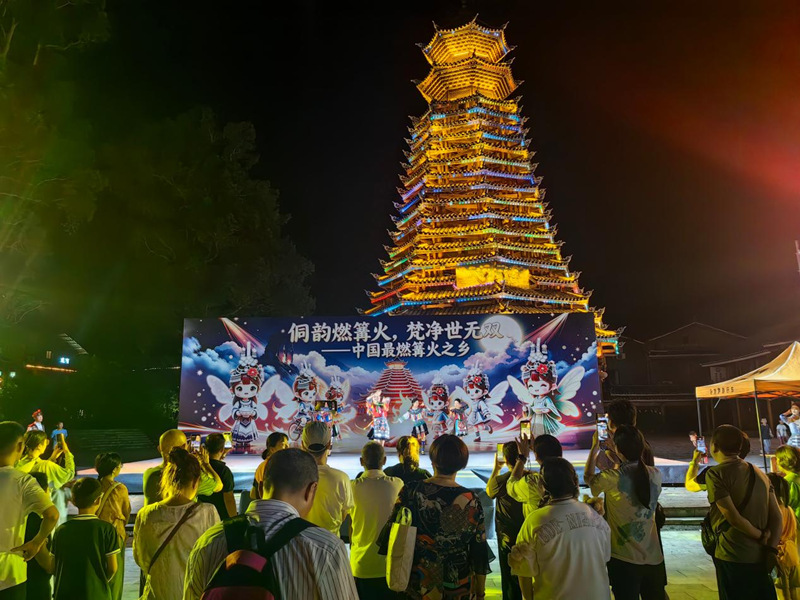 点亮夜色烟火 做强夜间经济名片。