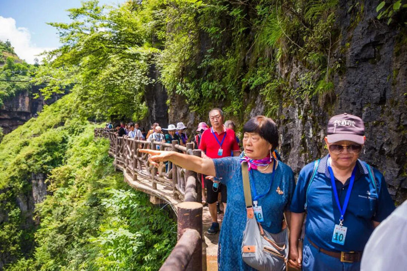 游客游览朱砂古镇景区。