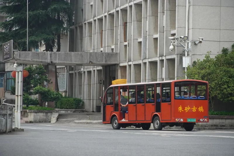 朱砂古镇景区观光车。
