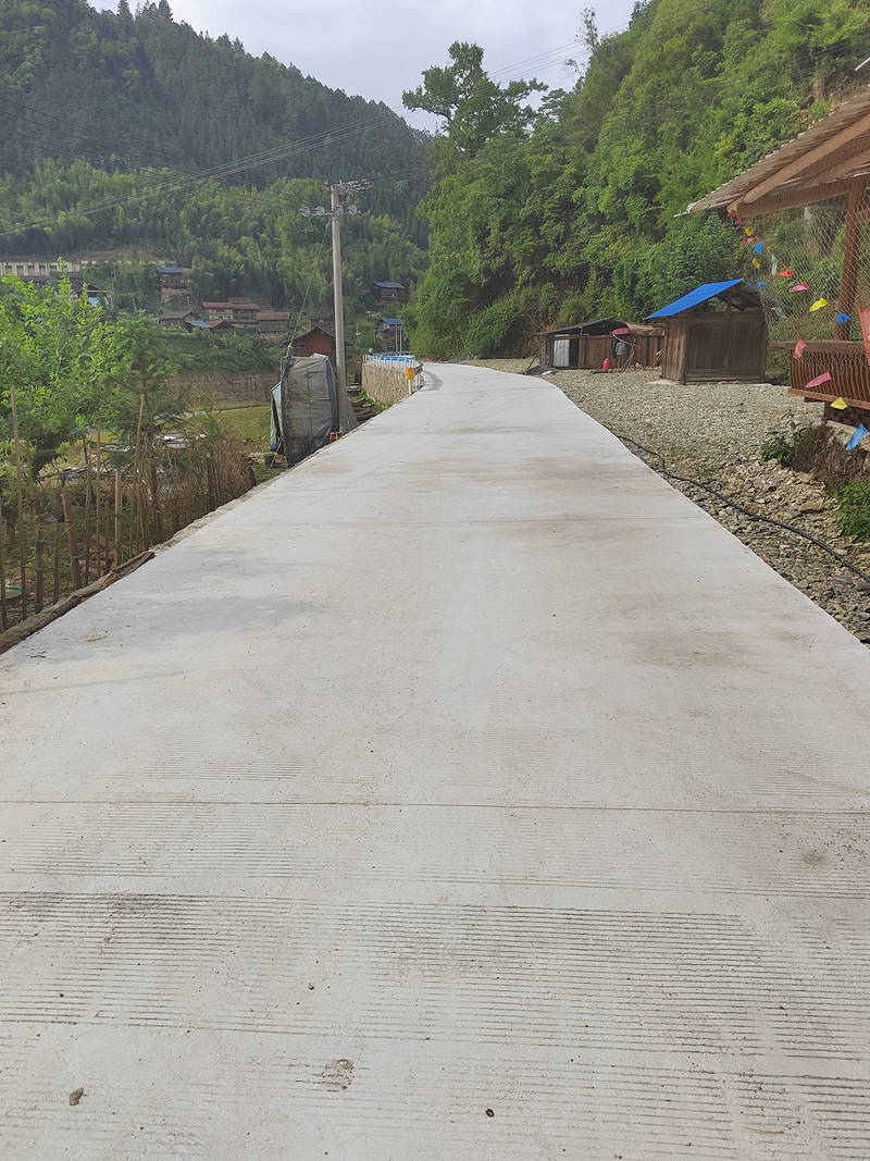 图为黎平县德化乡格吕库区道路改造后场景。