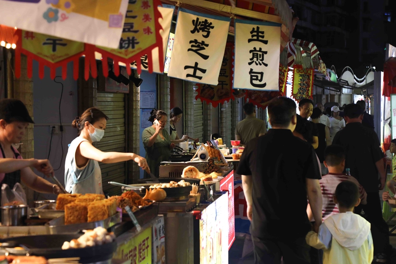 七星关区夜市 游客络绎不绝 周海东 摄2.JPG
