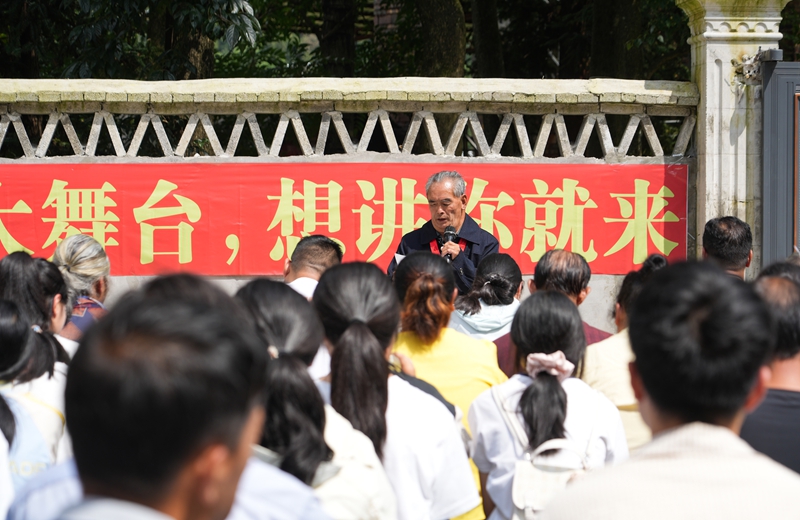 2026年8月24日，贵州省毕节市纳雍县居仁街道老窑社区农家小院，群众在参加“村讲”演讲比赛。 杨英 摄.jpg