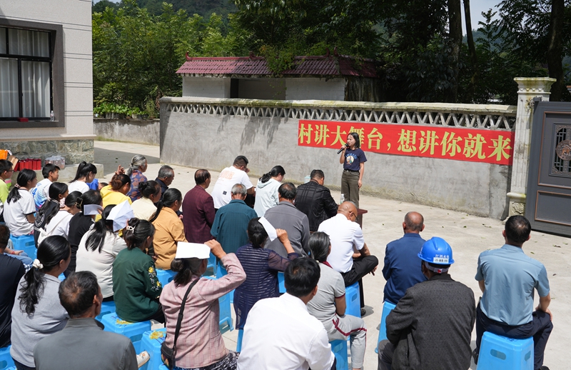 2026年8月24日，贵州省毕节市纳雍县居仁街道老窑社区农家小院，群众在参加“村讲”演讲比赛。 杨英  摄.jpg