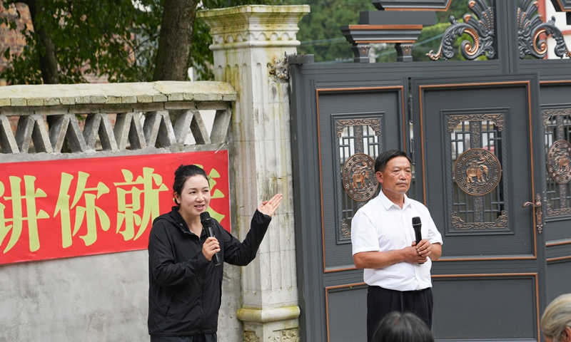 2026年8月24日，贵州省毕节市纳雍县居仁街道老窑社区农家小院，县级农民讲师示范宣讲。  杨 英 摄.jpg