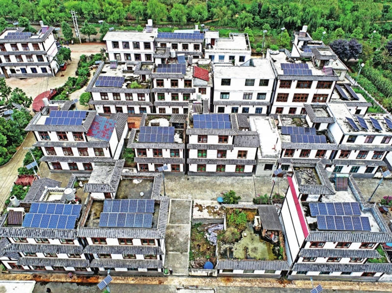 贵州六盘水盘州市羊场乡纳木村村民楼顶普遍安装了光伏发电设备。 钱东生摄