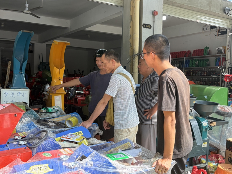 群众在农资农机经营门店挑选商品.jpg