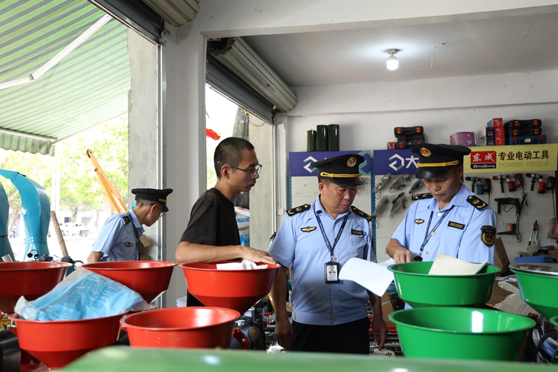 执法人员对农资农机经营门店进行检查.jpg