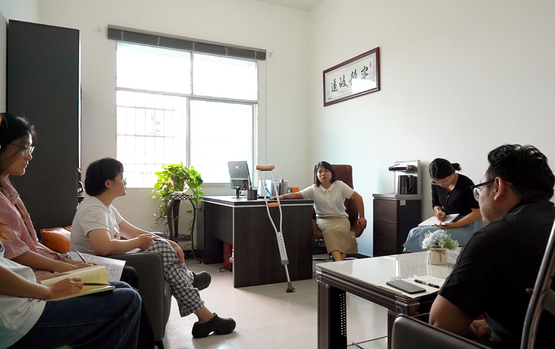 王敏（中）召集会议，探讨公司业务发展。代胜强 摄.jpg