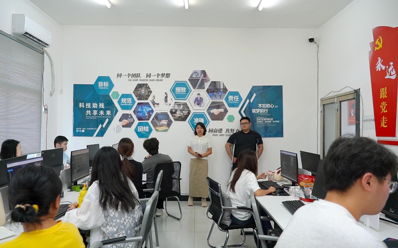 王敏（左）与杨光辉（右）在数据标注业务室检查工作。代胜强 摄.jpg