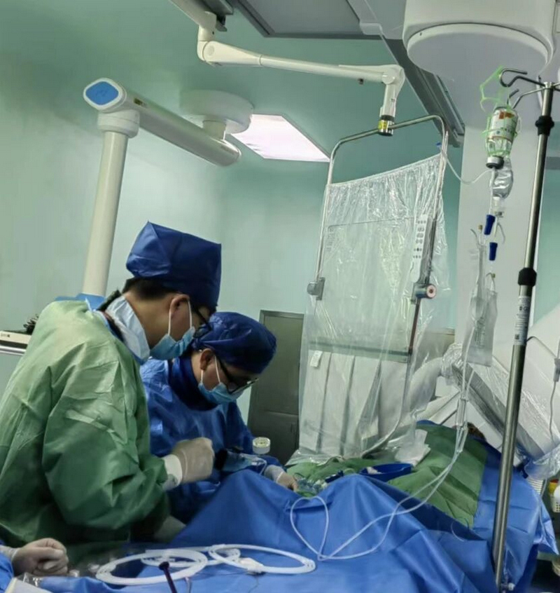 广州医科大学附属番禺中心医院帮扶专家心血管内科刘日晶医生协助冠脉介入手术。
