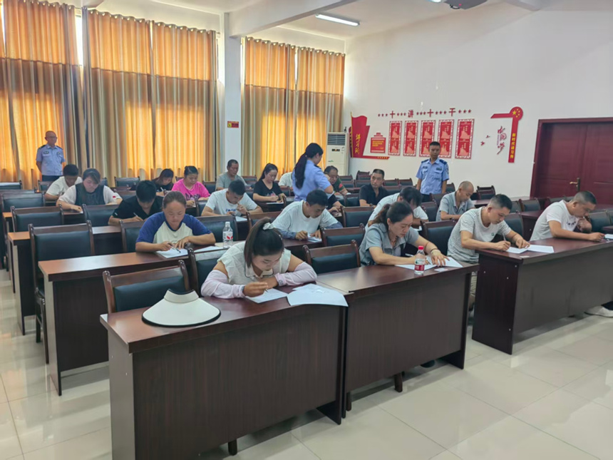 “送考”下乡笔试现场。