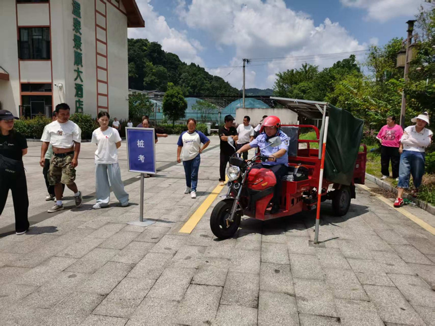 交警同志演示绕桩技巧。