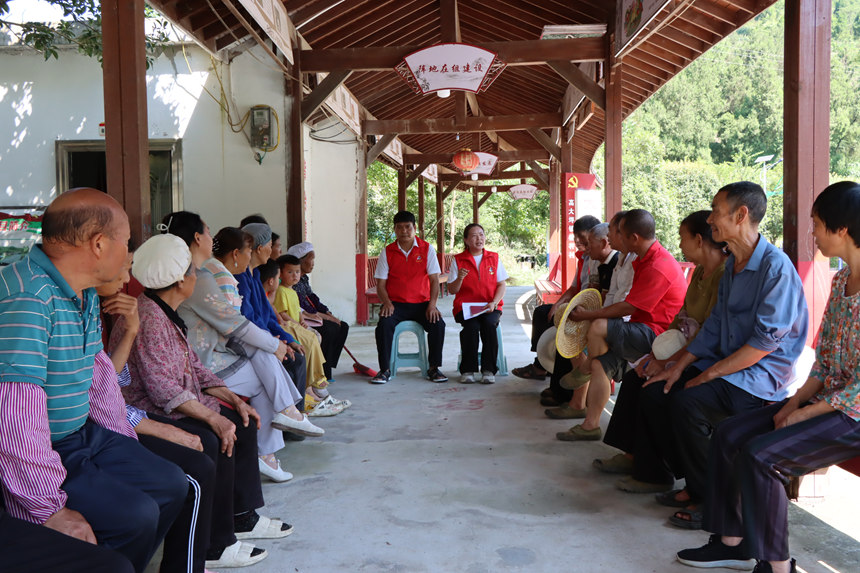 桅杆村“大家小院”群众会现场。