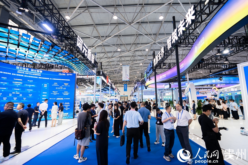 2026中国国际大数据产业博览会专业展现场，观众在展馆内参观。人民网记者 涂敏摄