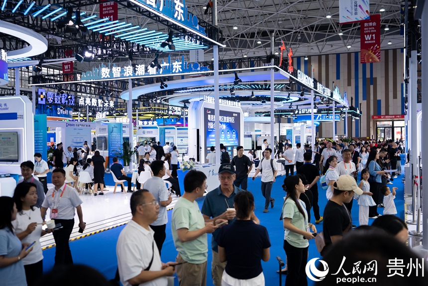 2026中国国际大数据产业博览会专业展现场，观众在展馆内参观。人民网记者 涂敏摄