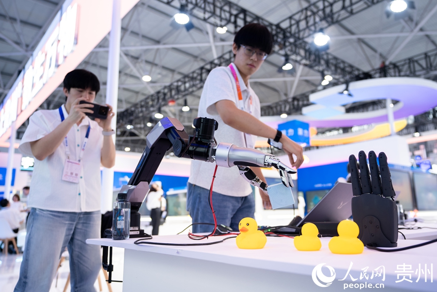 2026中国国际大数据产业博览会专业展现场，工作人员演示机械臂。人民网记者 涂敏摄