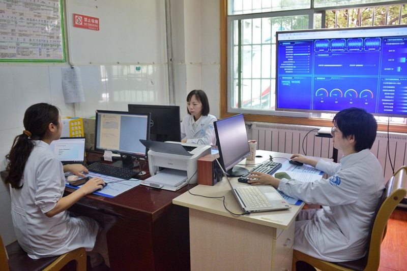 2.总院药剂科的办公室里，一块大屏幕实时显示全区各基层医疗机构的处方审核信息。乌当区融媒体中心供图.jpg