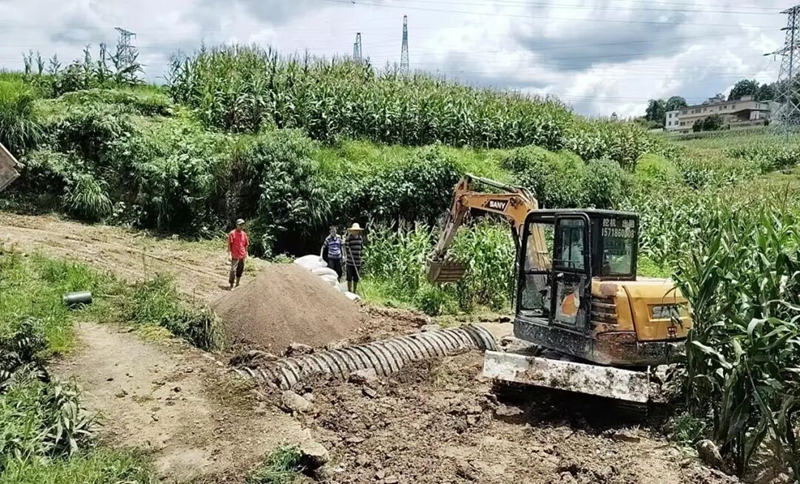 圖為:挖掘機挖路.jpg